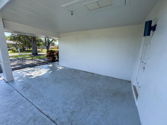 Building Photo - 5051 SW 93rd Ave