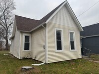 Building Photo - 3 Bedroom/1 Bath House Ready to Rent