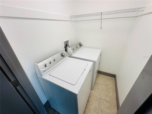 Building Photo - 1304 E Gore St