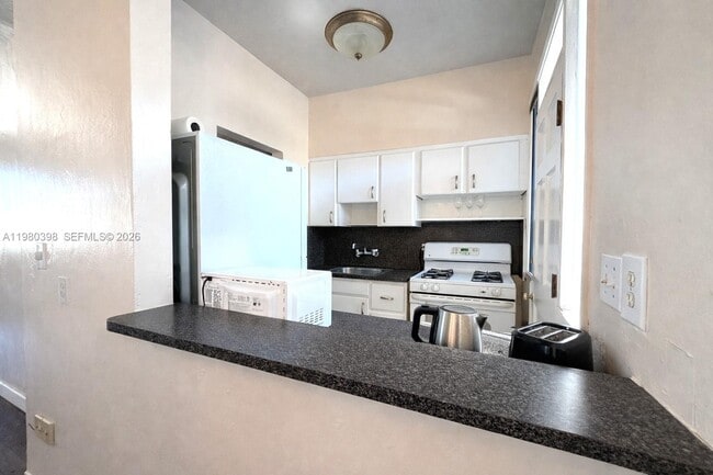 Building Photo - 4710 Pine Tree Dr