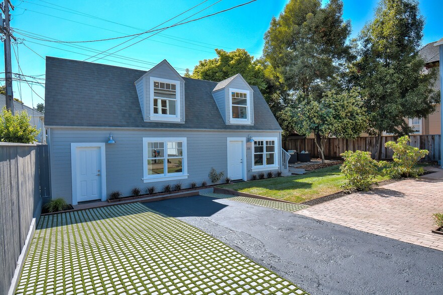 Front view of rear cottage for lease - 251 Kentucky St