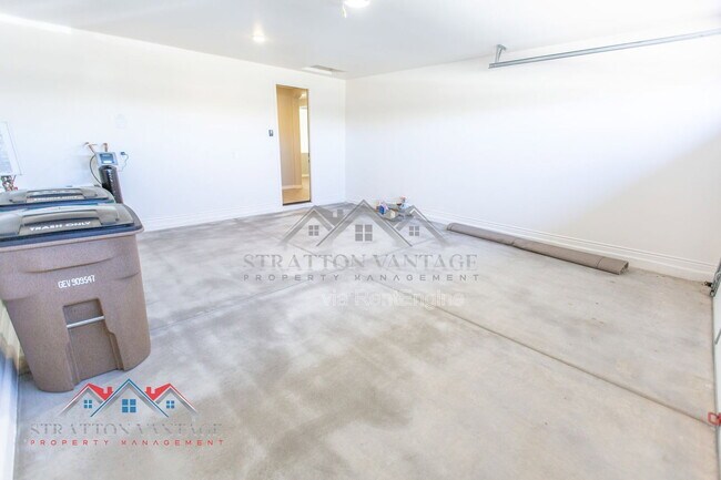 Building Photo - 15243 W Latham St