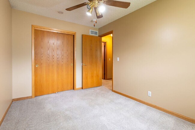 Building Photo - 6012 Fleetwood Dr