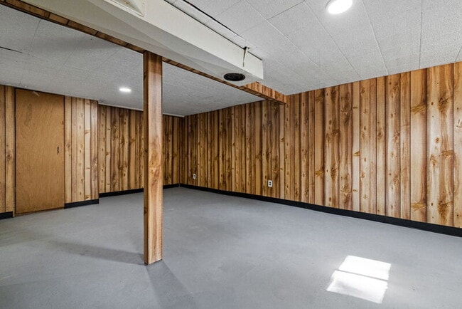 Building Photo - 1122 Roxton Dr