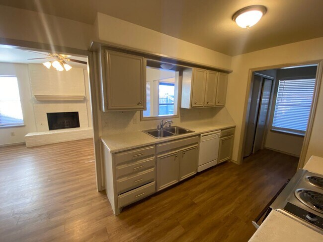 Building Photo - Duplex Convenient to South Loop 289