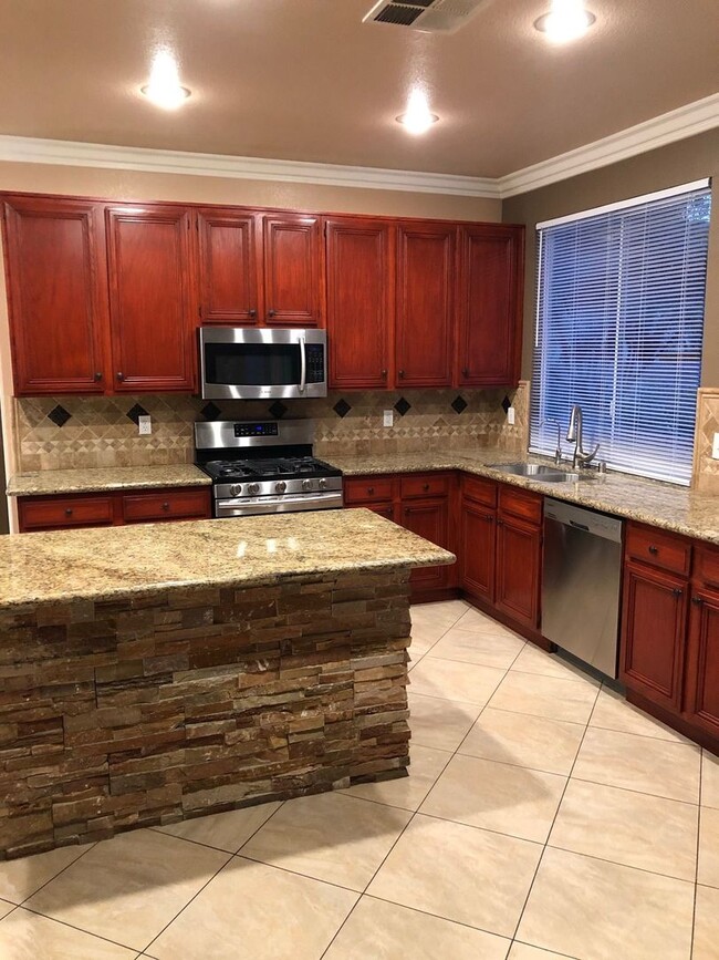 Building Photo - Sunridge