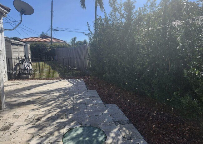 Building Photo - 11220 NE 11th Pl