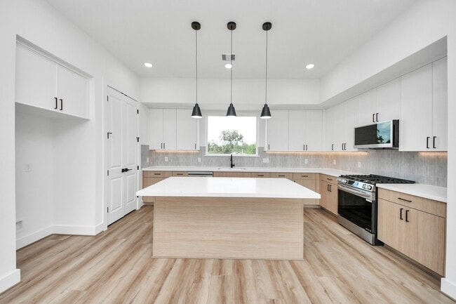 Building Photo - 6949 Foster St