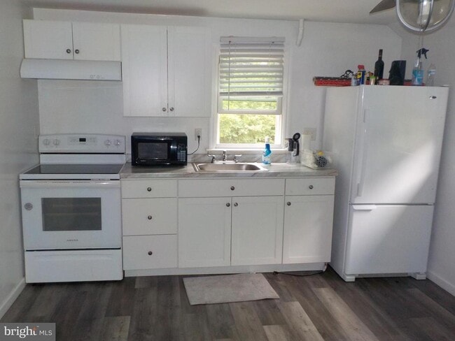 Building Photo - 16 Oak St