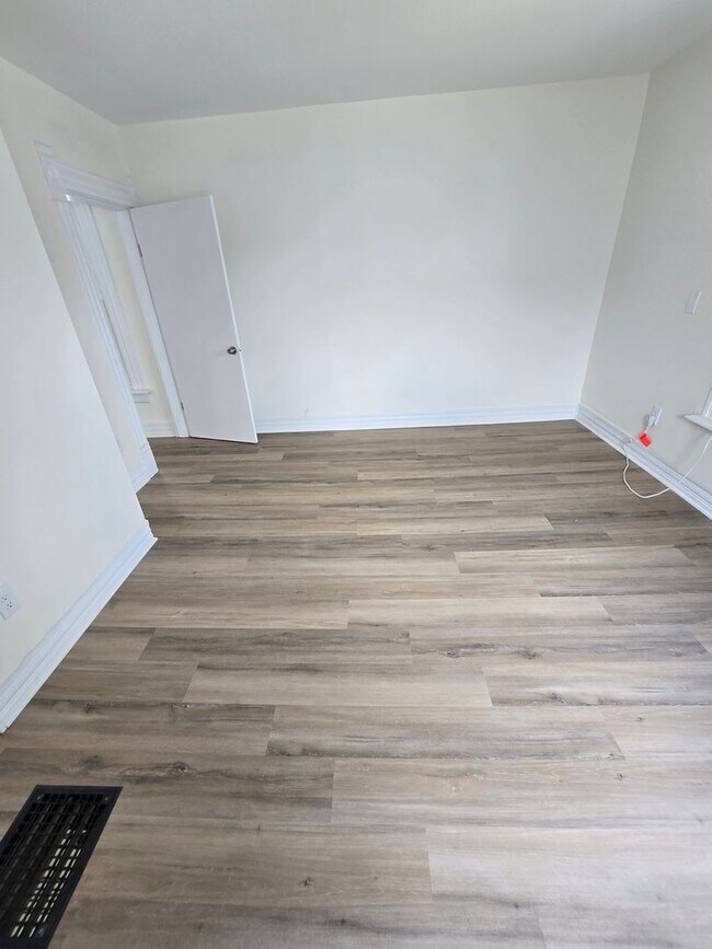 Building Photo - 2 BEDROOM SINGLE FAMILY HOME