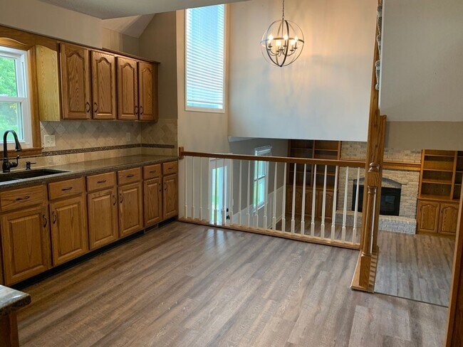 Building Photo - Large 4 Bedroom/3 Bath Home in Lee's Summit