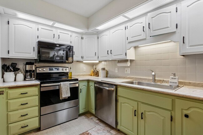 Building Photo - 3 bed + 3 bath / Ranch with Full Finished Basement!
