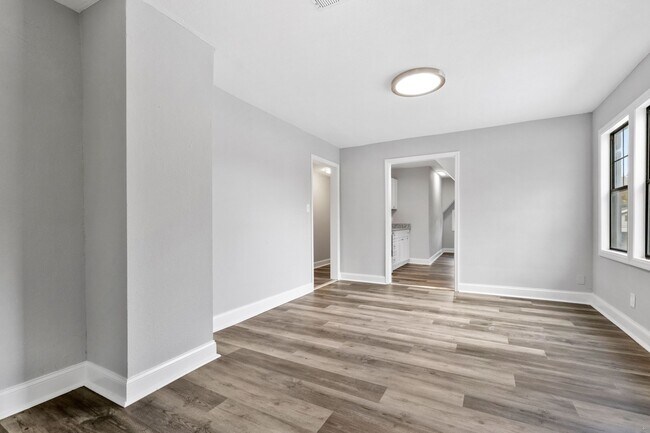 Building Photo - 2400 Woodbine Ave