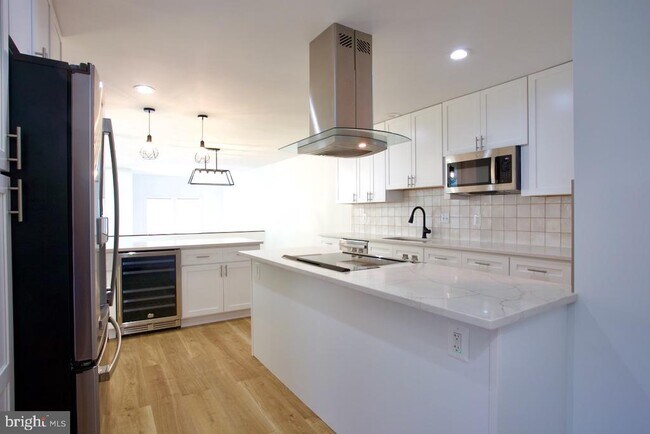 Building Photo - 5249 Strathmore Ave