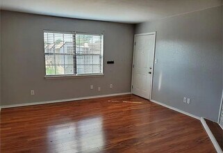 Building Photo - 2 bedroom 1.5 bathroom apartment in Norman...