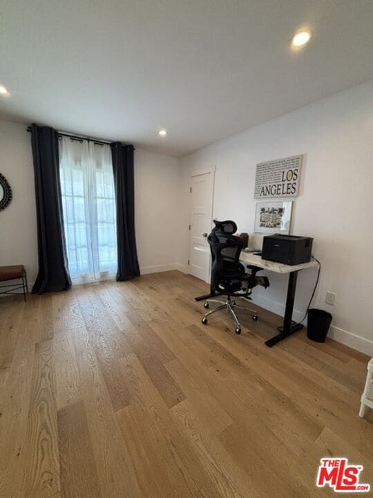 Building Photo - 1113 S Doheny Dr