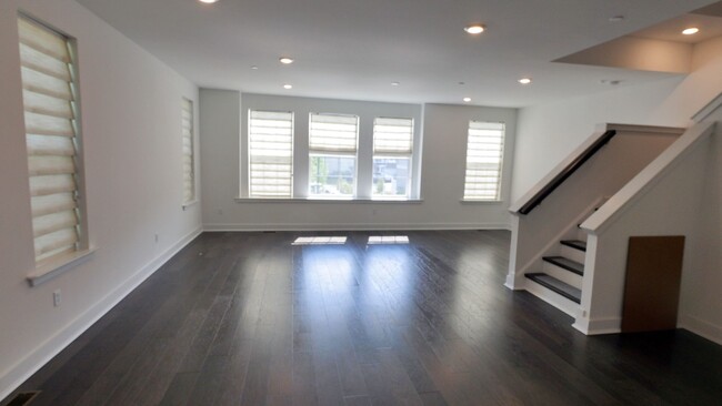 Building Photo - Large Bright and Airy End Townhouse only 1...