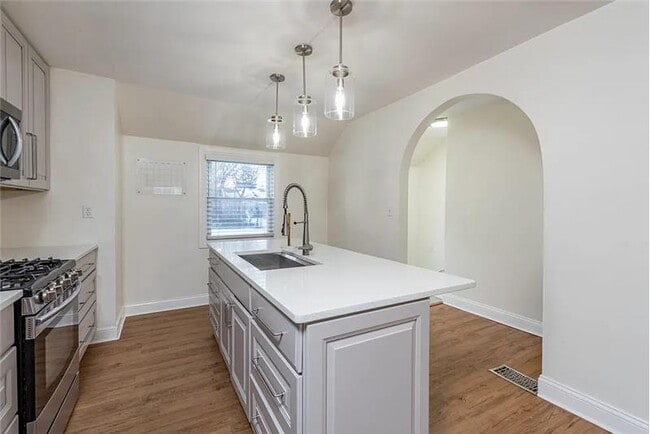 Building Photo - 1902 N Ash St