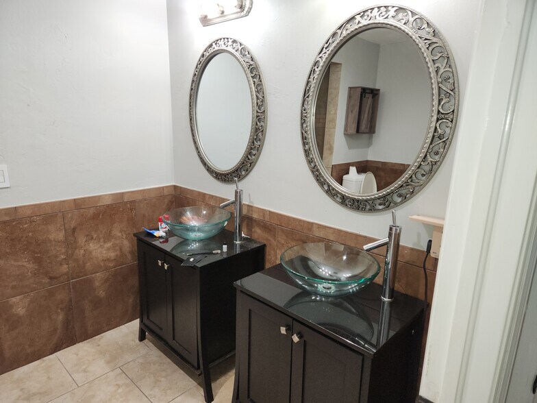 Master bath - 408 SE 16th St