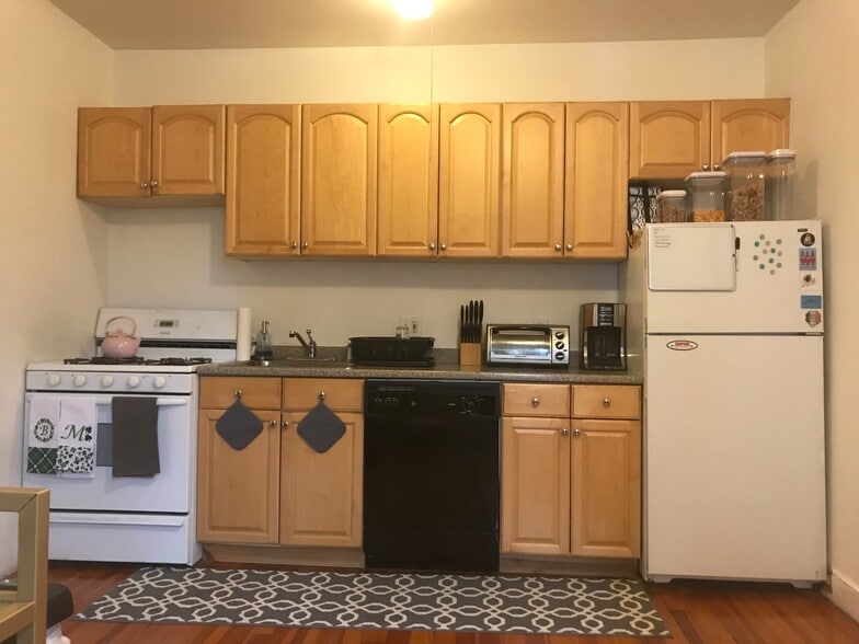 Primary Photo - 17 Fairbanks St