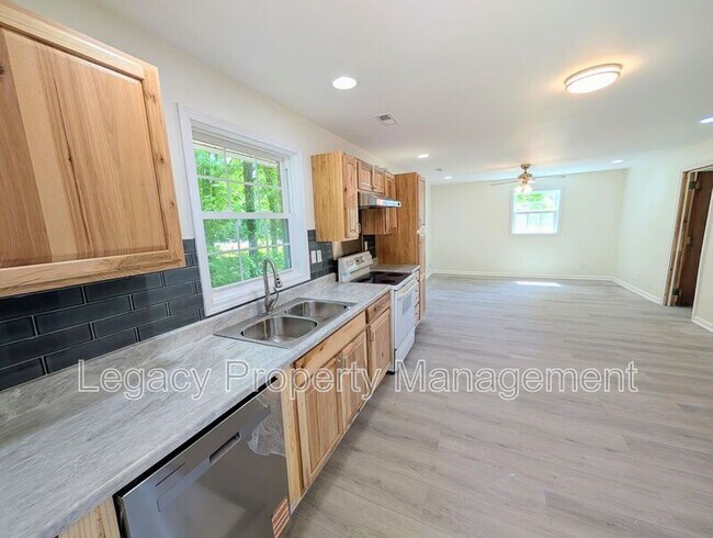 Building Photo - 4421 Kernersville Rd