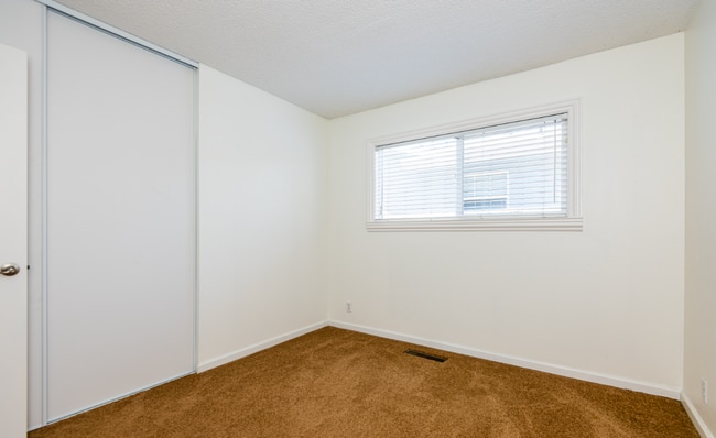 Building Photo - Lovely Home | Central A/C | Swimming Pool