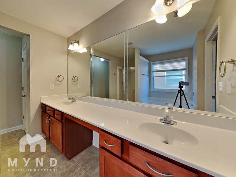 Building Photo - 5825 Sterling Ct