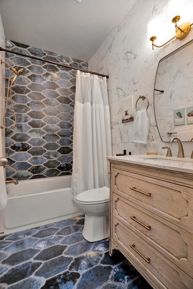 Building Photo - Fabulour Bridgeport S/D Home w/AMAZING out...