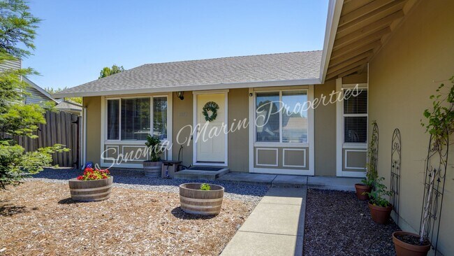 Building Photo - ~Beautiful Updated 4 Bed/2 Bath in Rohnert...