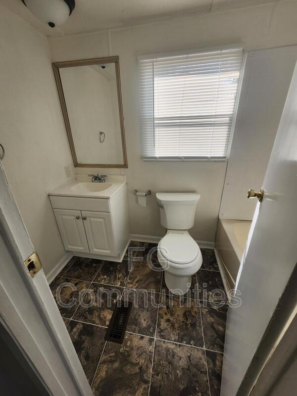 Building Photo - 1018 Crystal Blvd