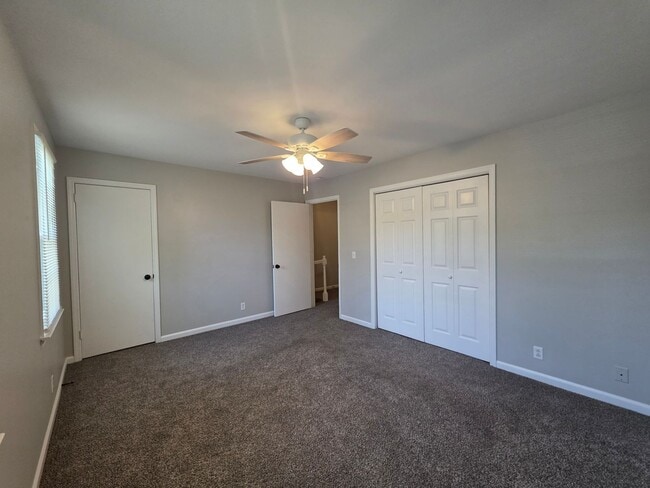 Building Photo - 2 bedroom 1.5 bath townhome in Hendersonville with garage