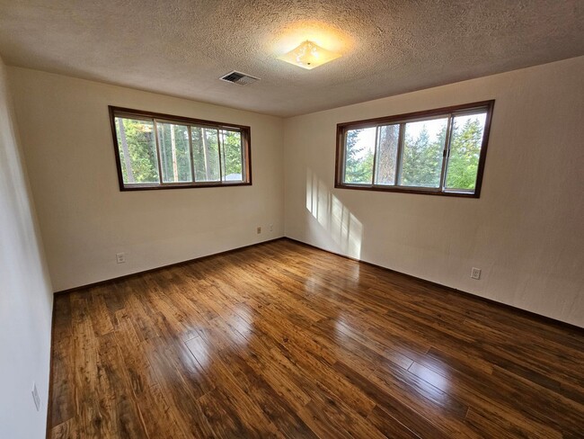 Building Photo - Large 4 +1 bed home with Valley Views on 5...