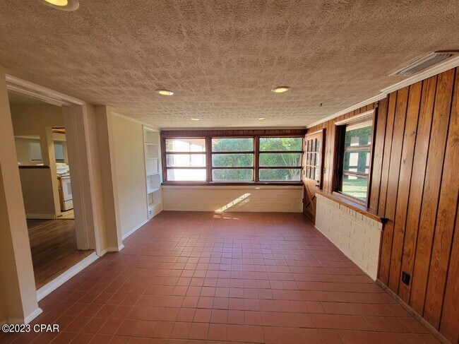 Building Photo - 209 Harris Ave
