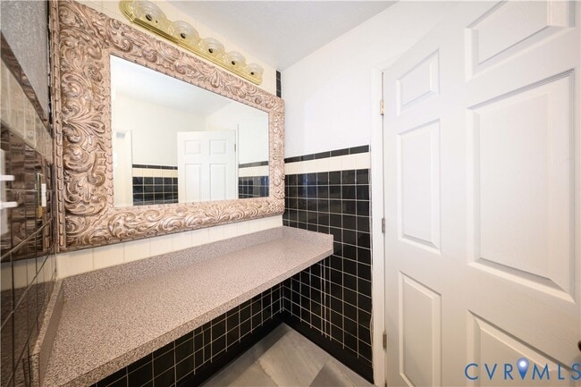 Building Photo - 209 Poe St