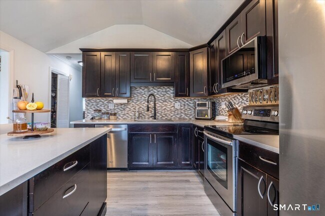 Building Photo - 56 Linden St