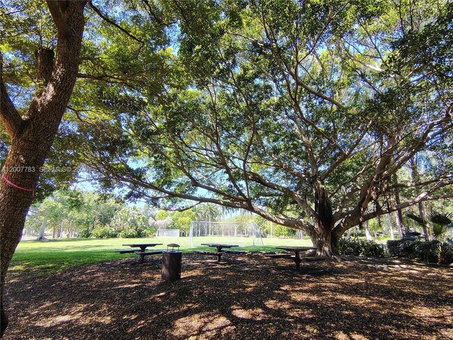 Building Photo - 659 Verona Pl