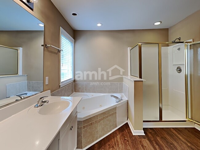 Building Photo - 4400 Oakshyre Way