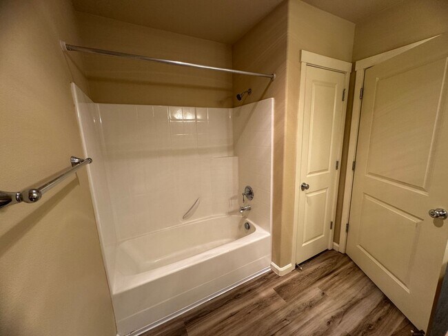 Building Photo - Beautiful 1br Condo in Sherwood. End unit ...