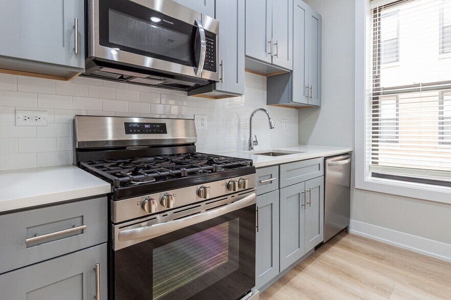 Building Photo - 441 W Belden Ave