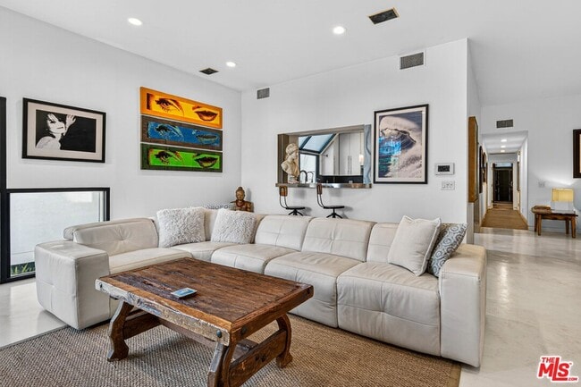 Building Photo - 11 Voyage St