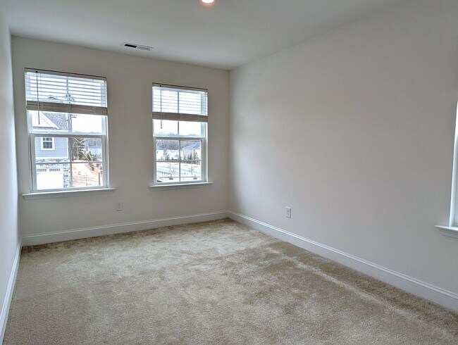 Building Photo - Beautiful, 2 story, end-unit, Townhome located in the Bell Glen Community!