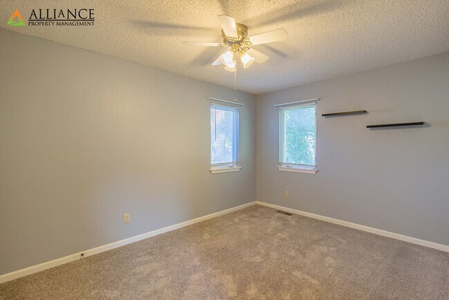 Building Photo - Spacious Rooms & Newer Carpet ~ Close to Downtown