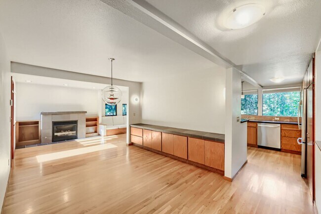 Building Photo - Architecturally Stunning Montlake Home | Vaulted Ceilings | Attached Garage | Steps from the Arbo...