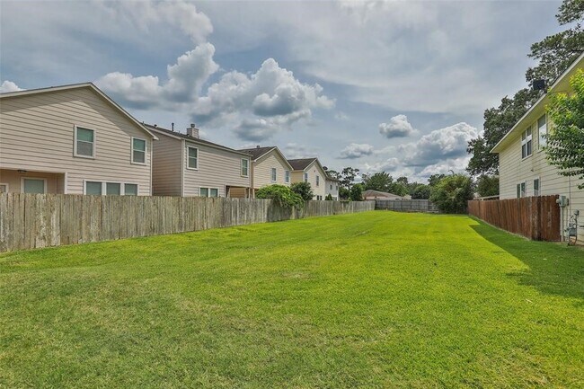 Building Photo - 10046 Hillside Bayou Dr