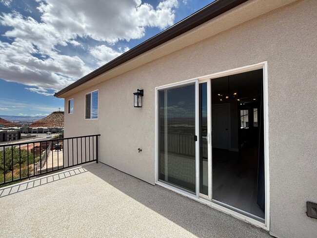 Building Photo - SPACIOUS HOME FOR RENT!