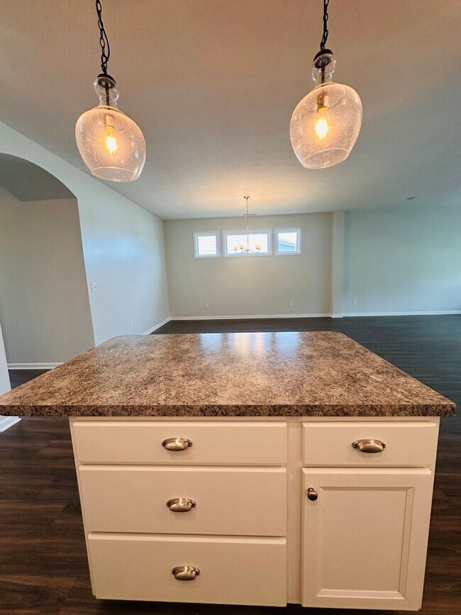 Building Photo - Contemporary Comfort Meets Convenience in Mt. Washington
