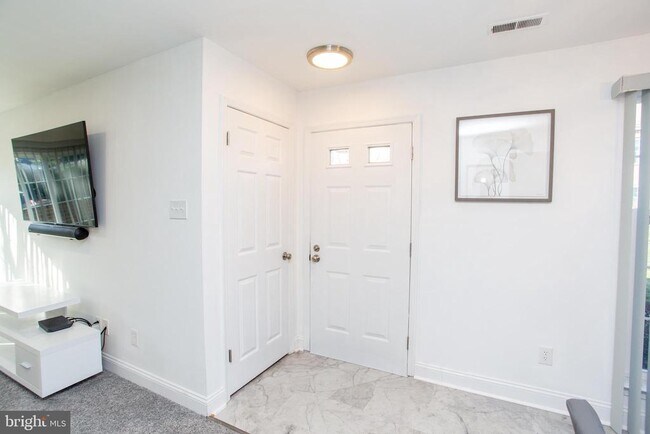 Building Photo - 33 Dogwood Ln