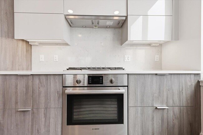 Building Photo - 9 Ave at Port Imperial