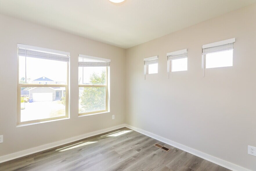 Building Photo - 8074 Quarter Mile Dr
