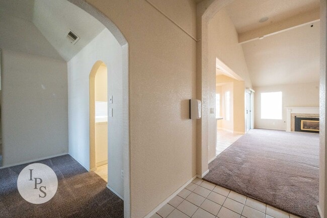 Building Photo - Fresno NorthEast Home, 3BR/2BA, Built 1989 – Across the street from Maple Creek Elementary!